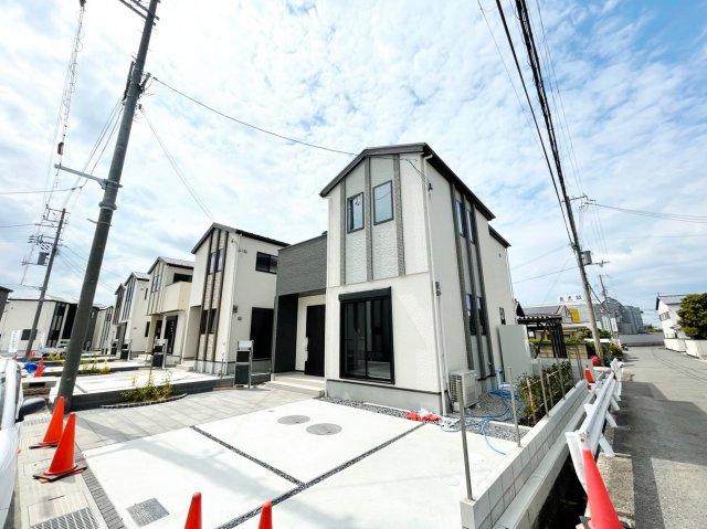 泉南市新家　2期　未入居の前面道路含む現地写真|周辺は閑静な住宅街！前面道路広々で車の出し入れも便利です。駐車が苦手な方でも安心して車庫入れできます！