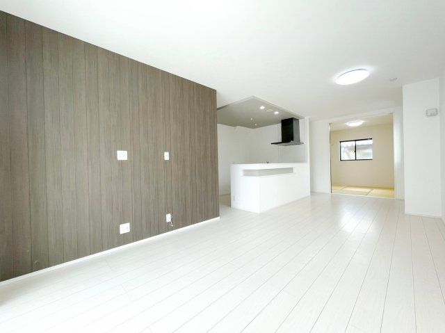 泉南市新家　2期　未入居の居間・リビング|日当たり良好の明るいリビングで朝の目覚めもスッキリできそう！対面キッチンでご家族のコミュニケーションも自然と増える設計！小さなお子様が遊ぶスペースを作っても広々とくつろげるLDK！