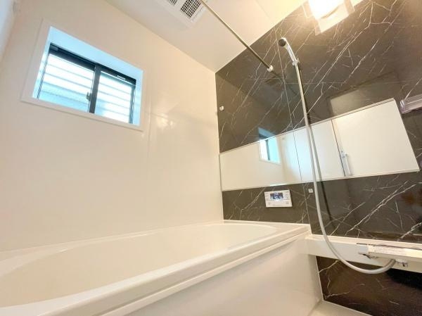 泉南市新家　2期　未入居の浴室|足をゆったり伸ばして寛げる浴槽！