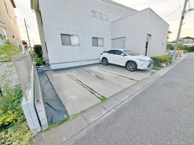 越谷市新越谷一丁目戸建ての駐車場|駐車3台可能な物件です♪