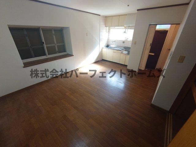 松栄ハイツの居間・リビング|使いやすい居間です