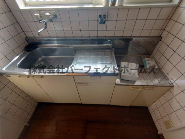 松栄ハイツのキッチン|コンパクトなキッチンで掃除もラクラク