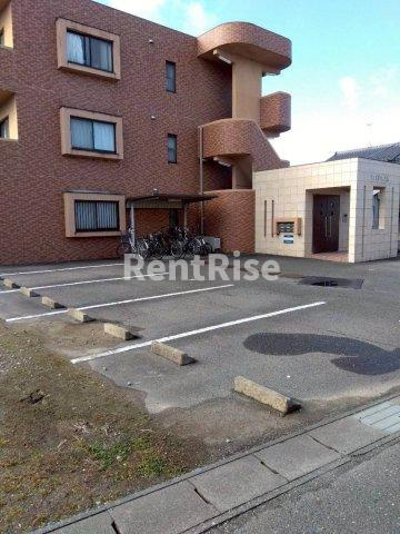 プリミエール清水の駐車場