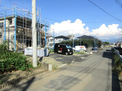 【前面道路含む現地写真】 | ブルーミングガーデン　南アルプス市加賀美　2号棟 | 前面道路含む現地写真です