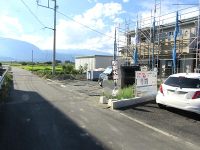【前面道路含む現地写真】 | ブルーミングガーデン　南アルプス市加賀美　2号棟 | 前面道路含む現地写真です