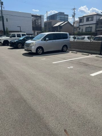 ポレスター福井さくらレジデンスの駐車場|敷地内駐車場（１区画は無料）４番。ロードヒーティングがあるので、雪の日も安心です。
