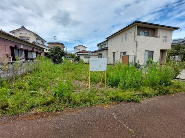新潟市江南区西町四丁目_売地の外観|接道幅約10.6mとなります。