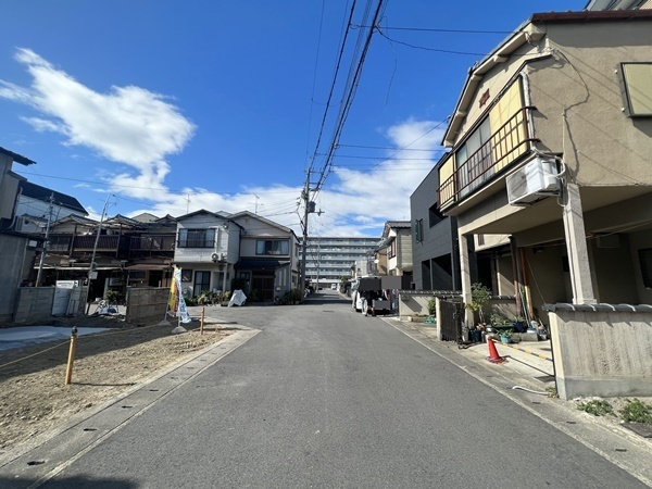 川東町Ⅲ　建築条件付土地　プランDの前面道路含む現地写真