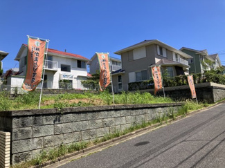 【外観】 | 【外観】
傾斜地に面す
前面道路は6ｍ幅で対向車とも十分にすれ違える