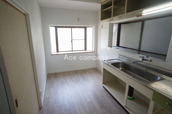 【内装】 | 八尾市南本町6丁目 | 2面に出窓があるキッチンスペースです☆