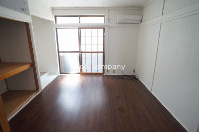 【内装】 | 八尾市南本町6丁目 | 【1階：洋室約7帖】大きな窓あります☆