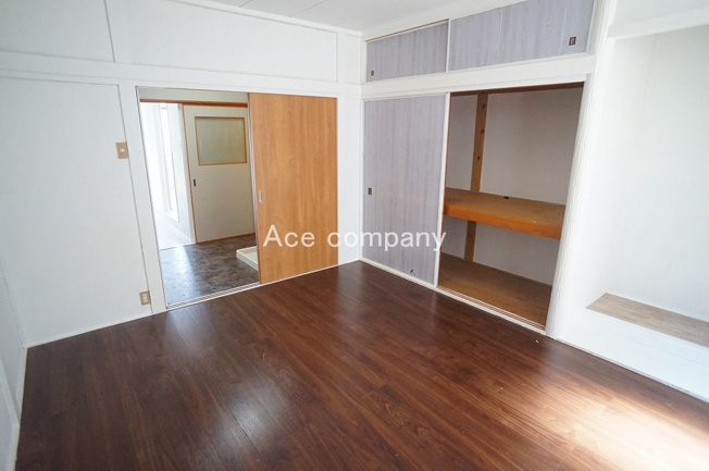 【内装】 | 八尾市南本町6丁目 | 【1階：洋室約7帖】収納あり♪