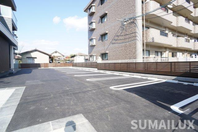 Ｄ’プレイス　八王寺の駐車場