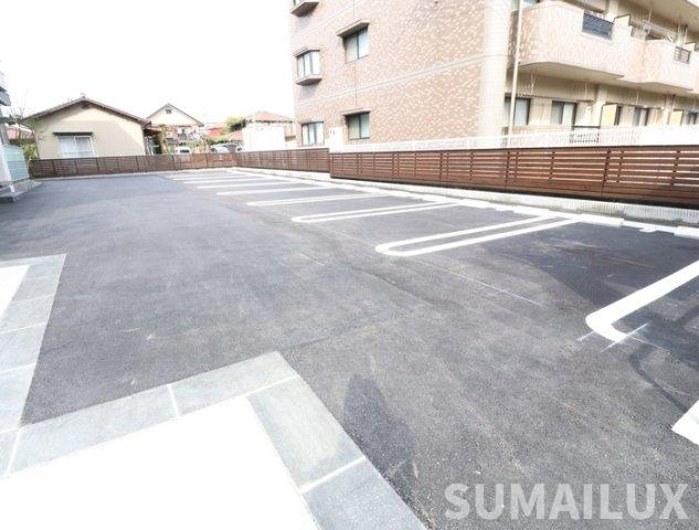 Ｄ’プレイス　八王寺の駐車場