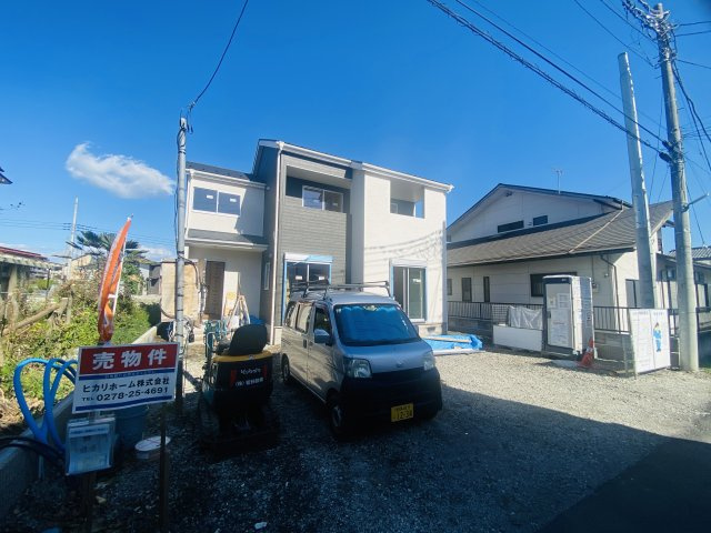 新築　沼田市西原新町第1　1号棟の駐車場|現地写真　 駐車スペース広々！並列で4台置けます♪					
