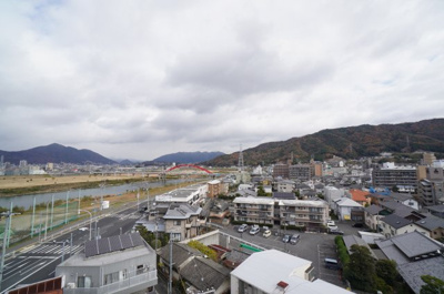 【展望】 | 【上質リノベ】ルミエール戸坂 | 【四季を感じる】
四季の移ろい・爽やかな青空や風を感じられ
自然を愉しめるパノラマビュー。
毎日の暮らしに余裕を感じさせてくれる、
遮る物の無い開放的な眺望を是非、ご堪能ください。