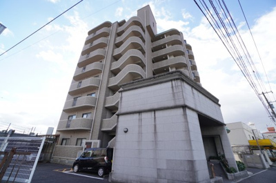 【外観】 | 【上質リノベ】ルミエール戸坂 | 【耐震性】
耐震性の高さを判断するポイントは、
建築確認申請日が1981年6月1日以降の
新耐震基準に適合しているかどうか。
震度６程度の大地震でも
建物が崩壊しないレベルが基準になりました。