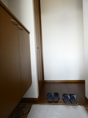 【玄関】 | サニーコート A棟 | 収納もある玄関です