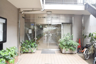 【エントランス】 | マンションの正面エントランス。出入りする人間を癒してくれるマンション入り口であり、その建物の「顔」でもあります。～即日のご見学可能～　お問合せはお気軽にどうぞ。