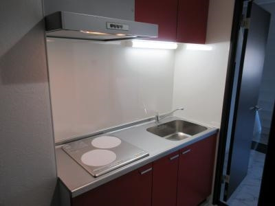 ブリエ五条大宮のキッチン|赤いキッチンがお洒落～