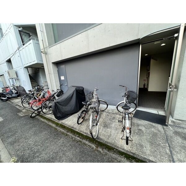 グランドーリア西院の駐車場|駐輪場