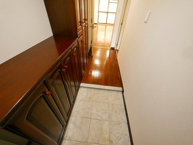 朝日プラザアーバネート奈良Ⅱの玄関|収納もある玄関です