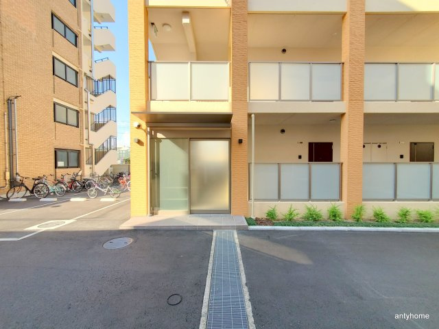 新大阪ファミール東館(別館)　仲介手数料無料のエントランス