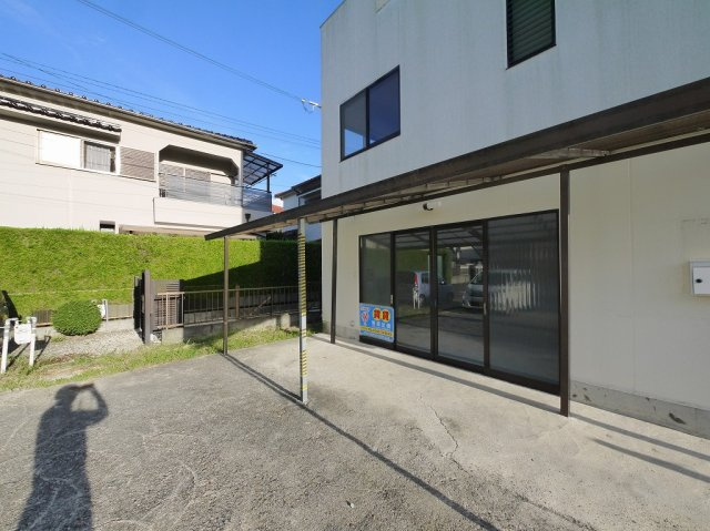生駒市鹿ノ台西住居付店舗の駐車場