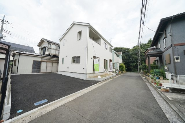 【横浜市旭区小高町131-16新築戸建て】★仲介手数料無料★（左近山小学校・左近山中学校）の前面道路含む現地写真