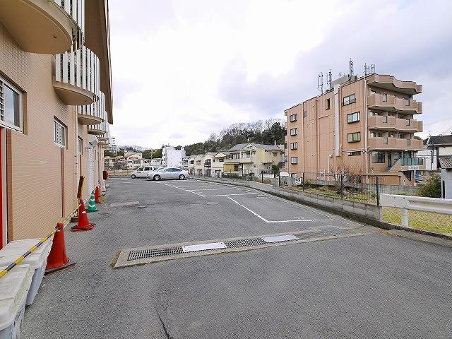 エヌエムドゥーズの駐車場|駐車場に車を止められます