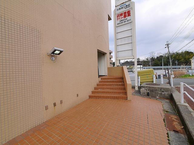 エヌエムドゥーズのエントランス|建物の内部です