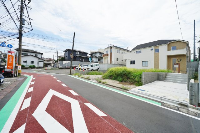 【横浜市旭区金が谷１丁目2-15全３棟新築戸建て１号棟】★仲介手数料無料★（笹野台小学校・希望が丘中学校）の前面道路含む現地写真