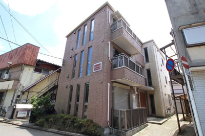 重量鉄骨造３階建てマンションです。