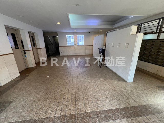 コート北野田カリヨンⅠ番館　BRAVI不動産のロビー|【コート北野田カリヨンⅠ番館】ゆとりのあるロビーです