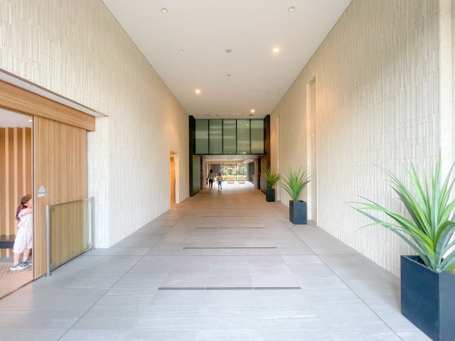 京都桂川つむぎの街グランスクエアのエントランス