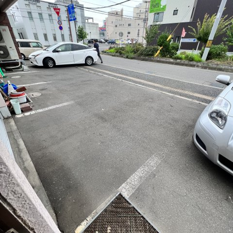 室蘭市知利別町１丁目8-13テナントの駐車場