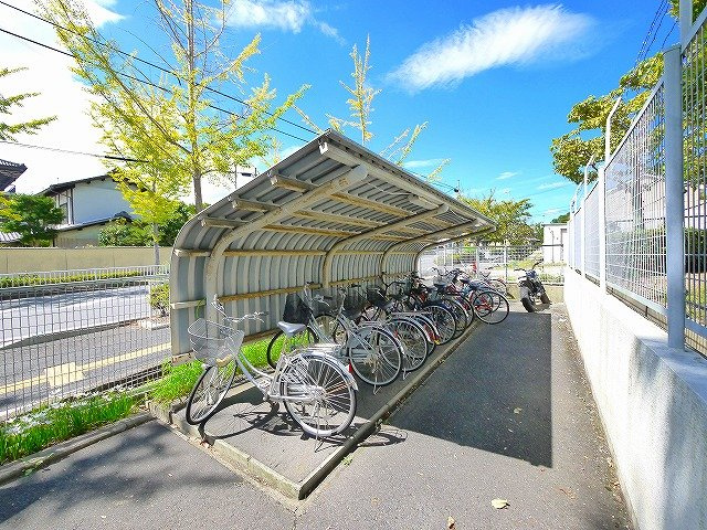 シャーウッドのその他共用部分|自転車置き場が豊富です。