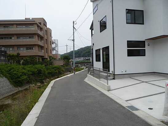 【前面道路含む現地写真】