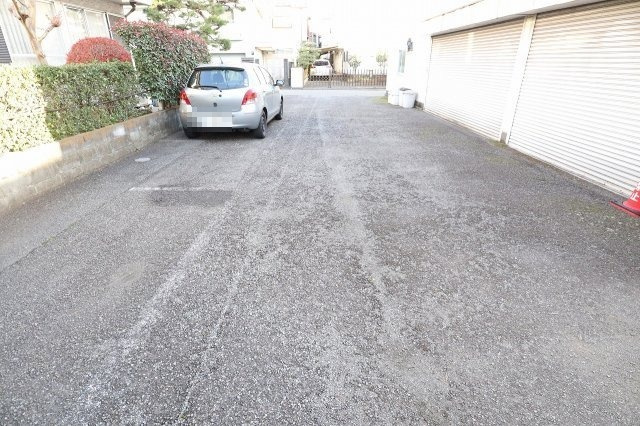 玉二ハイツの駐車場