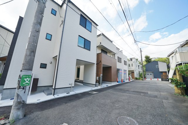 【保土ケ谷区常盤台21-18全４棟新築戸建てＣ号棟】★仲介手数料無料★（常盤台小学校・保土ヶ谷中学校）の前面道路含む現地写真