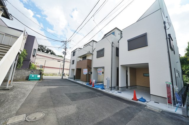 【保土ケ谷区常盤台21-18全４棟新築戸建てＣ号棟】★仲介手数料無料★（常盤台小学校・保土ヶ谷中学校）の前面道路含む現地写真