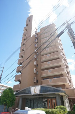 【外観】 | 【上質リフォーム】アステージ海田 | 【耐震性】
耐震性の高さを判断するポイントは、
建築確認申請日が1981年6月1日以降の
新耐震基準に適合しているかどうか。
震度６程度の大地震でも
建物が崩壊しないレベルが基準になりました。