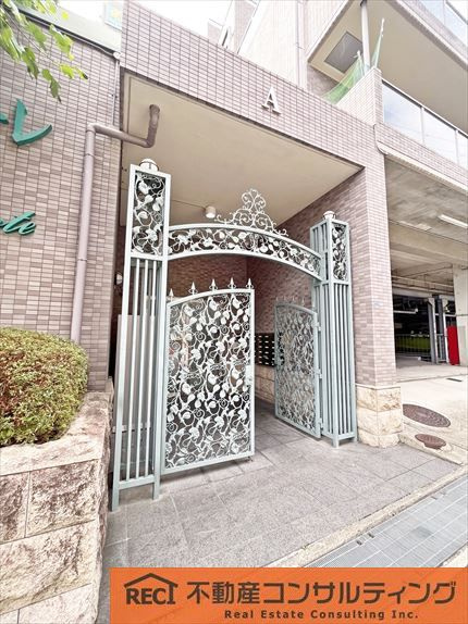 プリオーレ御影山の手A棟のエントランス