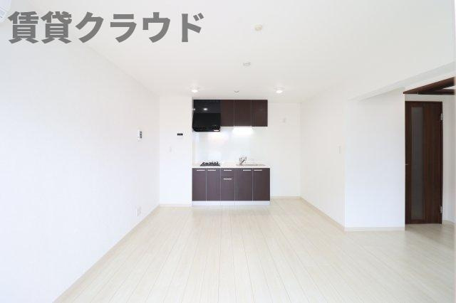 ピュアコートの居間・リビング|白系で統一しているので全体がスッキリとまとまっています♪