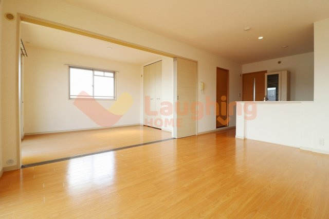 レジデンス・グリンダの居間・リビング|ゆったりとしたリビングです※反転タイプになります。