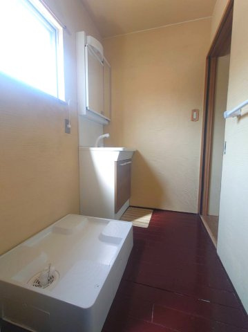 地震に強いＲＣ造●庭スペースあり●全室２面採光で陽当たり良好●亀岡市畑野町千ケ畑高橋の洗面所|洗濯機置き場