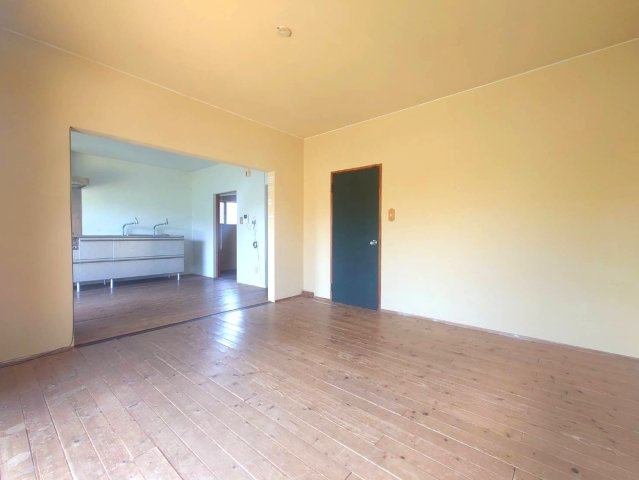 地震に強いＲＣ造●庭スペースあり●全室２面採光で陽当たり良好●亀岡市畑野町千ケ畑高橋の居間・リビング|リビング