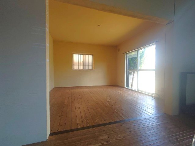 地震に強いＲＣ造●庭スペースあり●全室２面採光で陽当たり良好●亀岡市畑野町千ケ畑高橋の居間・リビング|リビング