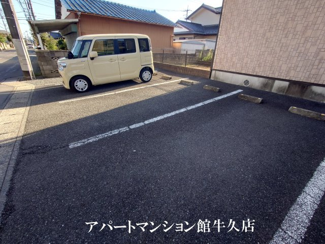 メゾンローズブランの駐車場