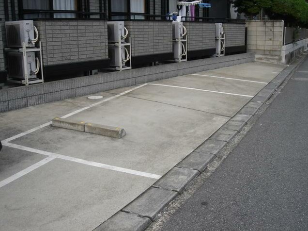 ラセジュールの駐車場